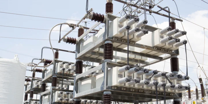 Seeq Analytics improves Battery energy storage facility with rows of containers
